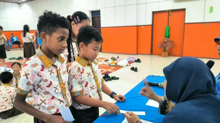 Berita Foto : Kunjungan Shine School ke RRI Sorong