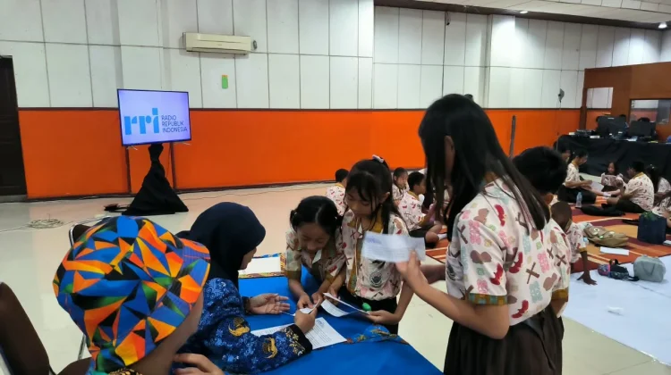 Berita Foto : Kunjungan Shine School ke RRI Sorong