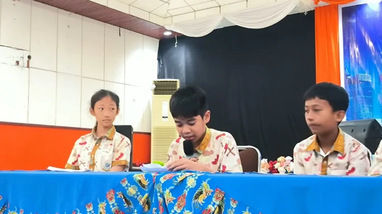 Berita Foto : Kunjungan Shine School ke RRI Sorong