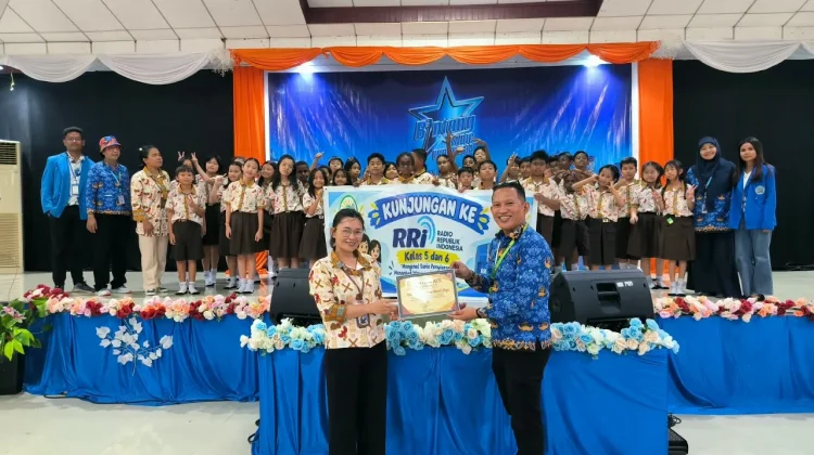 Berita Foto : Kunjungan Shine School ke RRI Sorong