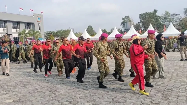 Semarak HUT ke-81 TNI, Pasmar 3 Hadirkan Bazar Murah untuk Prajurit dan Warga Sorong