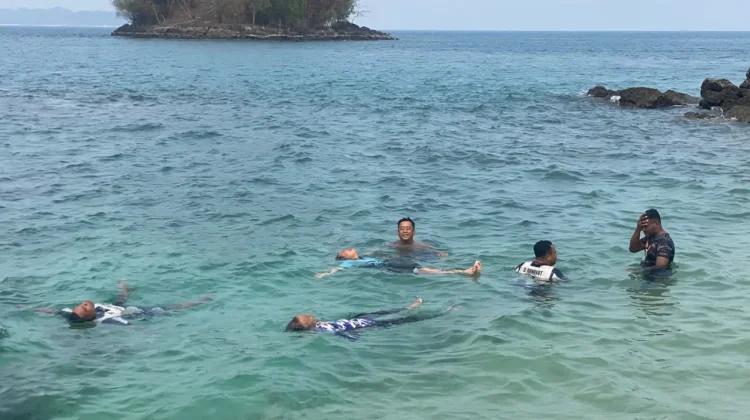 Satpolairud Polresta Sorong Kota Asah Kemampuan Renang di Laut