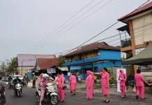 Bhayangkari Cabang Sorong Selatan Bagi-bagi Makanan Berbuka Puasa