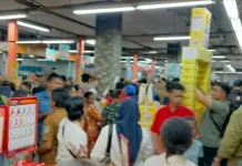 Wapres Bagikan Voucer Belanja Kepada Mama-Mama Papua dan Lansia