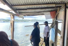 Ketua DPR Papua Barat Daya Salurkan Bantuan ke Korban Abrasi