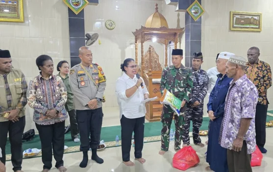 Bupati Sorong Selatan, Petronella Krenak Safari Ramadhan ke Inanwatan. (Edis RRI/ Ist