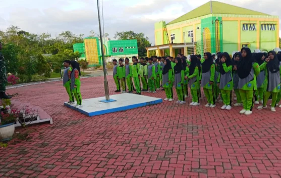 Babinsa Salawati Bersama Siswa IC MAN Olahraga Senam Pagi