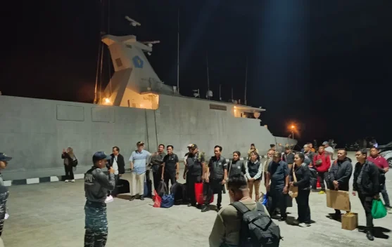 KRI Hampala-880 Dukung Upacara HUT Ke-81 Kemerdekaan RI di Pulau Numfor