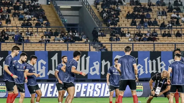 Warming Up di GBLA Sebelum Hadapi Persib Bandung