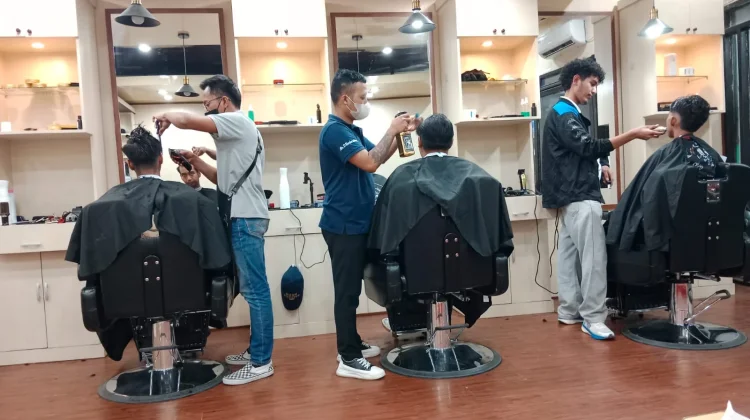 Barbershop Diserbu Pelanggan, Antrean Lama jelang Idul Fitri