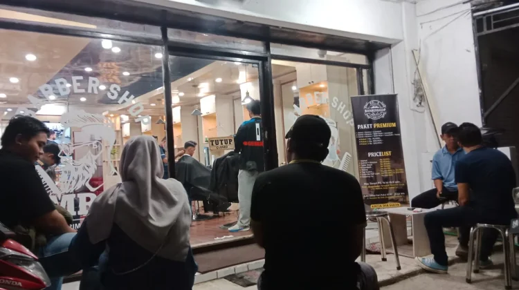 Barbershop Diserbu Pelanggan, Antrean Lama jelang Idul Fitri