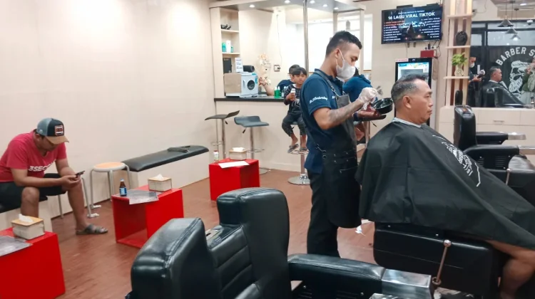 Barbershop Diserbu Pelanggan, Antrean Lama jelang Idul Fitri