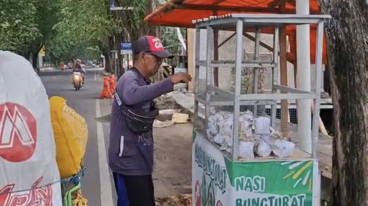 Kita Berbagi Sosial Bagikan Puluhan Nasi Bungkus Tujuan Akhirat