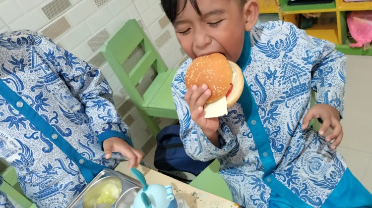 Menu Burger MBG Disambut Antusias Anak Sekolah
