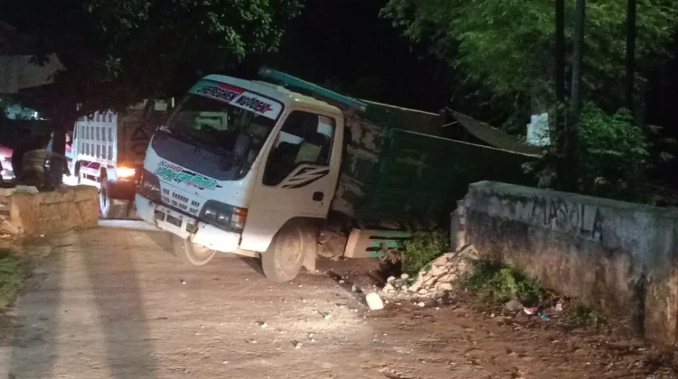 Kecelakaan Tunggal Truk Pengangkut Batu Bata di Jalan Raya Bluto