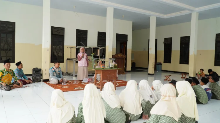 Srikandi PLN UP3 Madura Edukasi Keselamatan Listrik di Ponpes Nurul Ulum