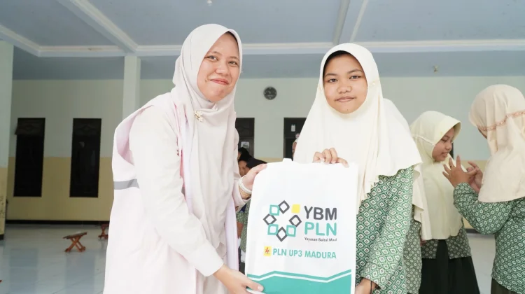 Srikandi PLN UP3 Madura Edukasi Keselamatan Listrik di Ponpes Nurul Ulum