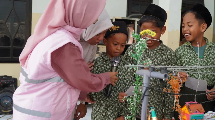 Srikandi PLN UP3 Madura Edukasi Keselamatan Listrik di Ponpes Nurul Ulum