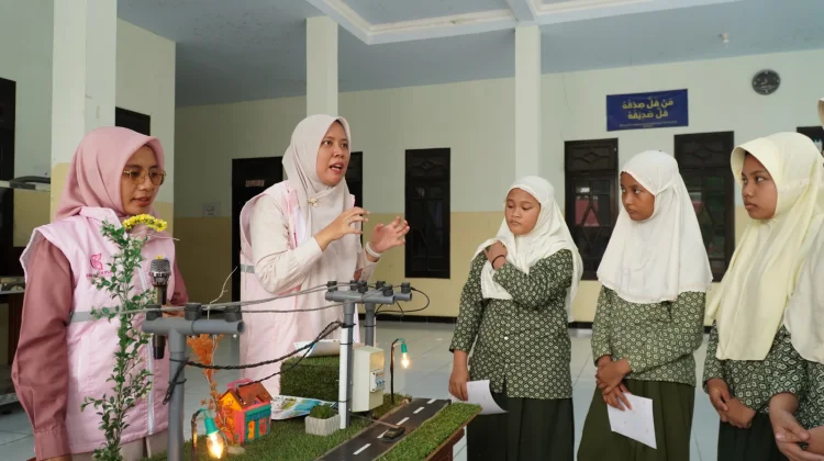 Srikandi PLN UP3 Madura Edukasi Keselamatan Listrik di Ponpes Nurul Ulum