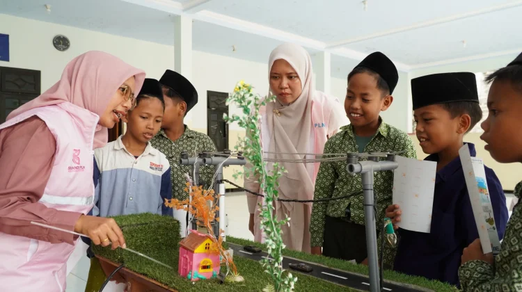 Srikandi PLN UP3 Madura Edukasi Keselamatan Listrik di Ponpes Nurul Ulum