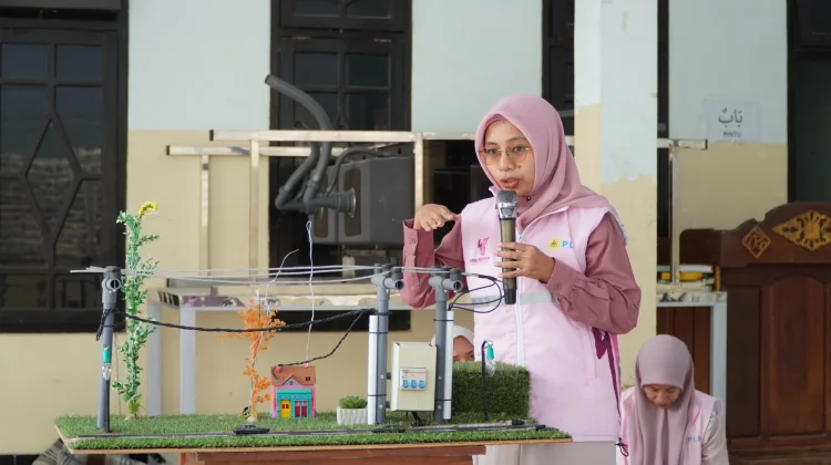 Srikandi PLN UP3 Madura Edukasi Keselamatan Listrik di Ponpes Nurul Ulum