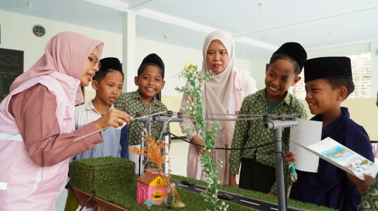 Srikandi PLN UP3 Madura Edukasi Keselamatan Listrik di Ponpes Nurul Ulum