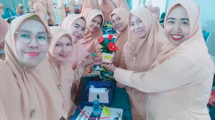 Kawat Bulu Jadi Karya, Ibu-ibu Semangat Belajar