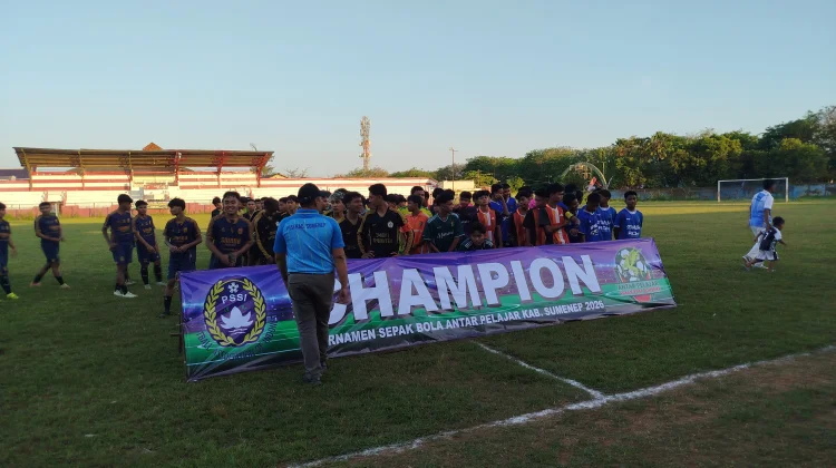 Pemberian Hadiah Bagi Juara di Turnamen Antar Pelajar