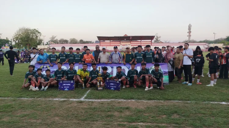 Pemberian Hadiah Bagi Juara di Turnamen Antar Pelajar