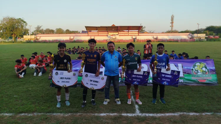 Pemberian Hadiah Bagi Juara di Turnamen Antar Pelajar