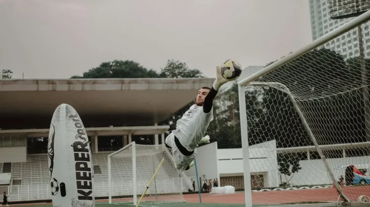 Intip Latihan Maarten Paes Bersama Timnas Indonesia