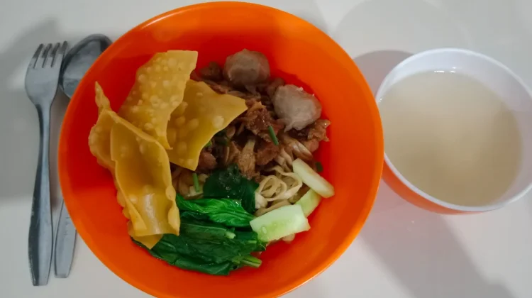 Penggemar Mie pangsit, silahkan merapat