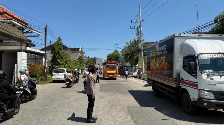 Polwan Polres Sumenep Jaga ke Khusyukan Salat Jumat