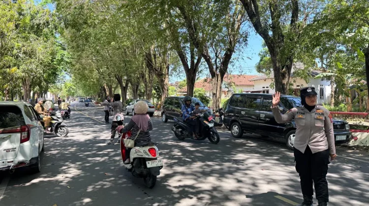 Polwan Polres Sumenep Jaga ke Khusyukan Salat Jumat