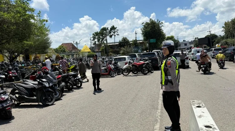 Polwan Polres Sumenep Jaga ke Khusyukan Salat Jumat