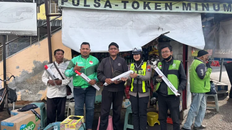 Satlantas Sumenep Bagikan Jas Hujan dan Senter Kepada Ojol