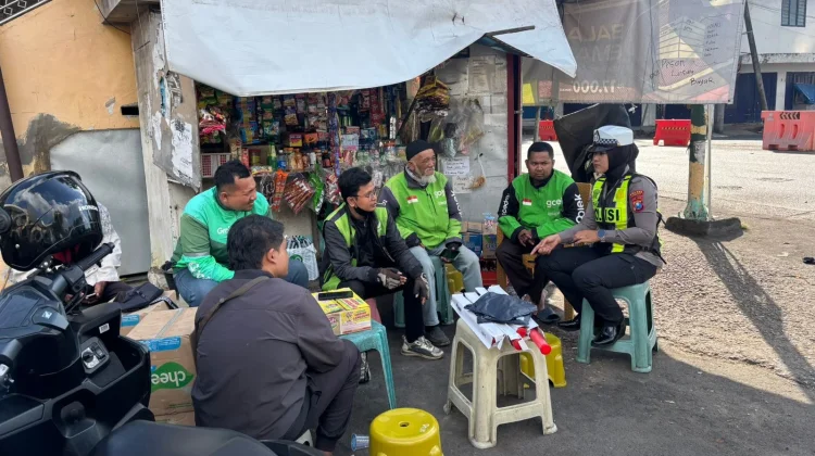Satlantas Sumenep Bagikan Jas Hujan dan Senter Kepada Ojol
