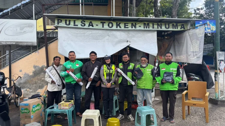 Satlantas Sumenep Bagikan Jas Hujan dan Senter Kepada Ojol