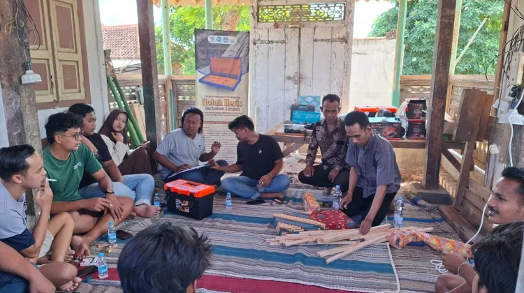 PENS Latih Warga Aeng Tongtong Membuat Kotak Keris dari Bahan Limbah
