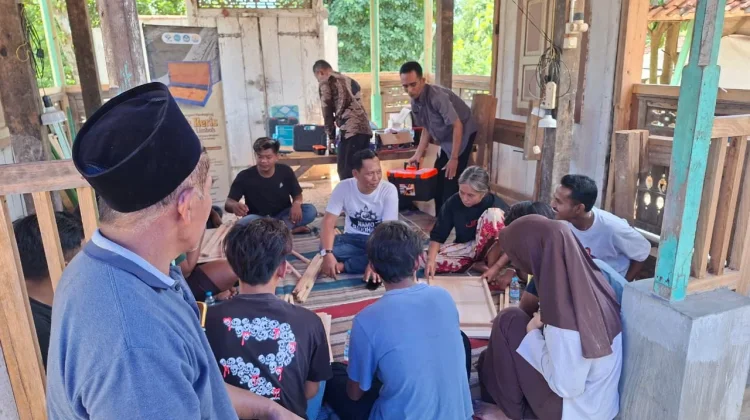 PENS Latih Warga Aeng Tongtong Membuat Kotak Keris dari Bahan Limbah