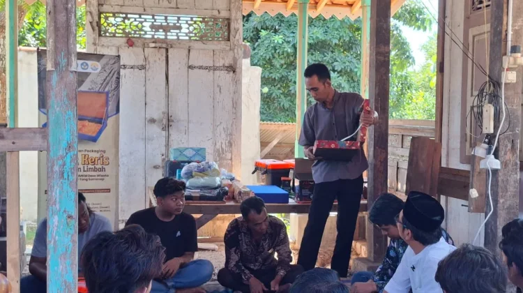 PENS Latih Warga Aeng Tongtong Membuat Kotak Keris dari Bahan Limbah