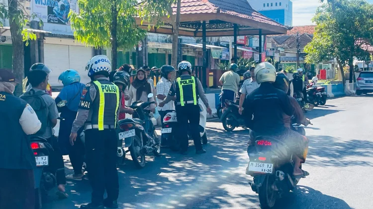 Satlantas Bersama Bapenda Edukasi Pajak Kendaraan di Jalan Raya