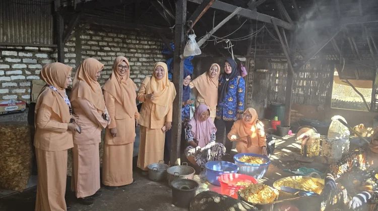 DWP Disperkimhub Sumenep Kunjungi Sentra Keripik Putih Manding