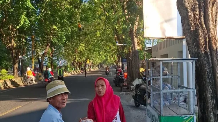 Kita Berbagi Sosial Bagikan Puluhan nasi Bungkus