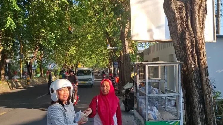 Kita Berbagi Sosial Bagikan Puluhan nasi Bungkus