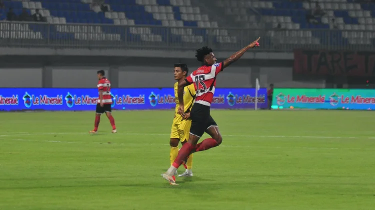 Mendonça Tetap Berseragam Loreng Merah Putih Madura United