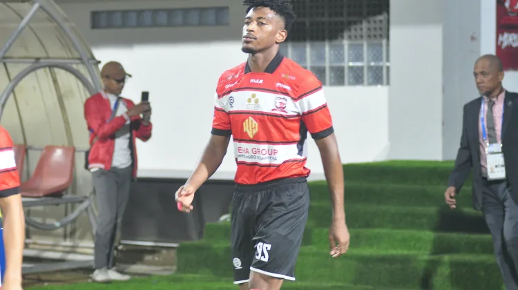Mendonça Tetap Berseragam Loreng Merah Putih Madura United