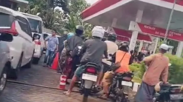 Antrean BBM di SPBU Paberasan Masih Mengular
