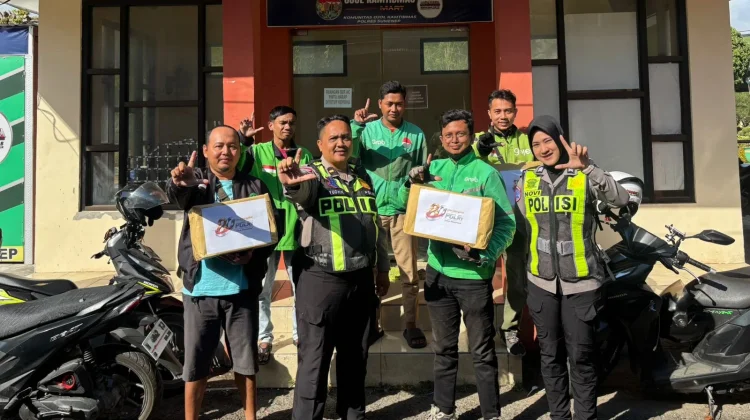 HUT Bhayangkara ke 80, Ojol Terima Bansos dari Satlantas Sumenep