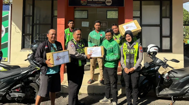 HUT Bhayangkara ke 80, Ojol Terima Bansos dari Satlantas Sumenep